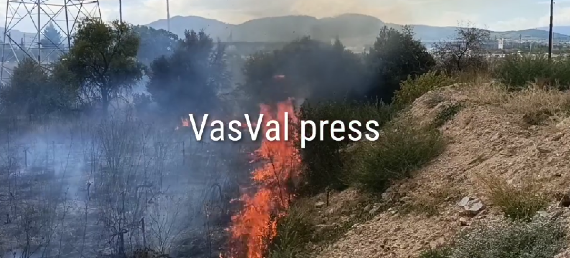 Φωτιά στην είσοδο του Προαστιακού Κορίνθου – Άμεση επέμβαση Πυροσβεστικής